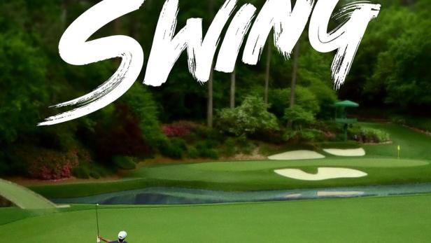 Ein Golfer schwingt seinen Schläger vor einer Zuschauermenge auf einem grünen Golfplatz.