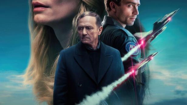 Das Filmplakat für „Dziewczyna i Kosmonauta“ zeigt eine Frau, zwei Männer und Raumschiffe.