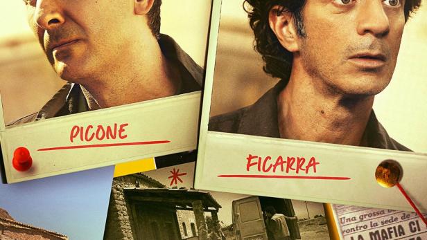 Das Poster zur Serie „Incastrati“ zeigt Picone und Ficarra sowie Fotos und eine Karte mit roten Fäden.