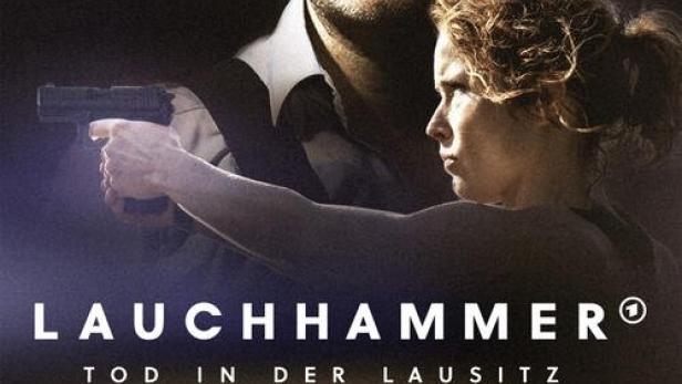 Das Filmplakat zu „Lauchhammer – Tod in der Lausitz“ zeigt einen Mann und eine Frau mit einer Pistole vor einer Landschaft.
