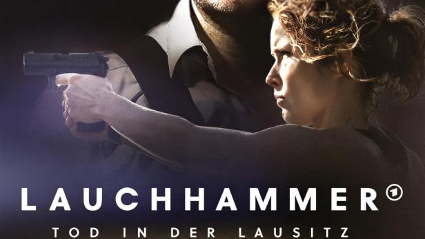 Das Filmplakat für „Lauchhammer – Tod in der Lausitz“ zeigt einen Mann und eine Frau mit einer Waffe.