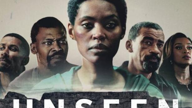 Das Filmplakat für „Unseen“ zeigt eine Frau und vier weitere Personen vor einer Stadtlandschaft.