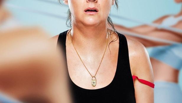 Das Filmplakat für „Wellmania“ zeigt eine Frau mit besorgtem Gesichtsausdruck beim Sport.