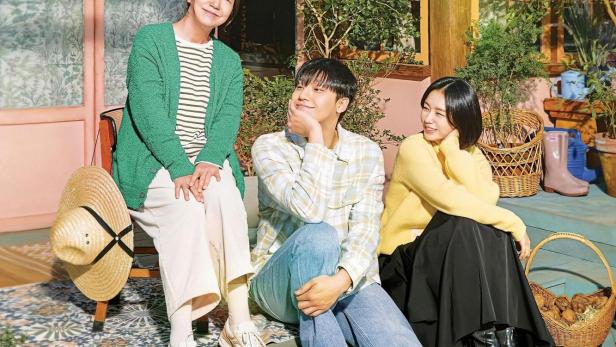 Drei Schauspieler sitzen auf der Veranda für ein Werbeplakat der koreanischen Fernsehserie „Die schlechte Mutter“.