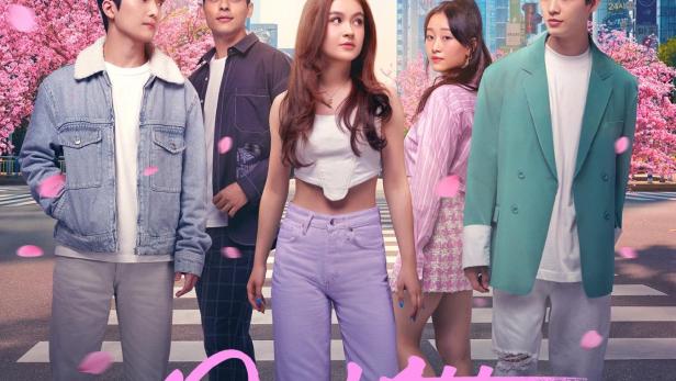 Das Poster für die Netflix-Serie „XO, Kitty“ mit den Hauptdarstellern vor einer Stadtsilhouette.