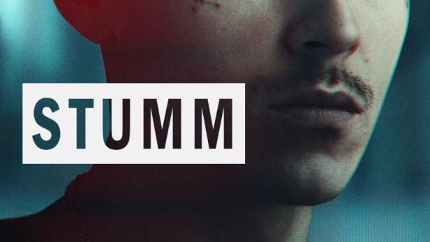 Ein Porträt eines Mannes mit Narbe im Gesicht, überlagert mit dem Wort „Stumm“.