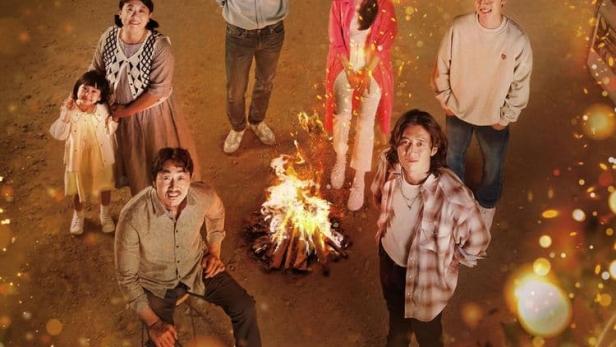 Das Poster für die zweite Staffel der koreanischen Mysteryserie „Missing: The Other Side“ zeigt die Hauptdarsteller um ein Lagerfeuer.
