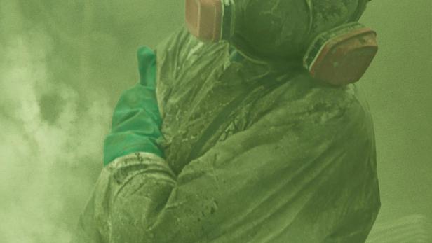 Ein Arbeiter mit Schutzanzug und Gasmaske im Dunst, im Vordergrund der Titel „The Days“.