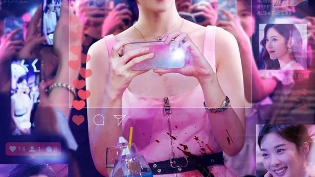 Das Poster für die Netflix-Serie „Celebrity“ zeigt eine Frau, umgeben von Handys und Social-Media-Elementen.