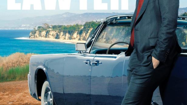 Matthew McConaughey posiert für das Filmplakat von „Der Mandant“ an einem blauen Lincoln Continental.