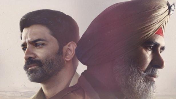 Das Filmplakat für „Kohrra“ zeigt zwei Polizisten vor einer nebligen Landschaft.