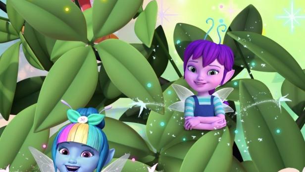 Drei animierte Feen aus „Dew Drop Diaries“ zwischen grünen Blättern und Blumen.