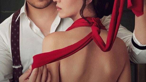 Ein Mann und eine Frau, beide in roter Kleidung, auf dem Filmplakat zu „Der Schneider“.