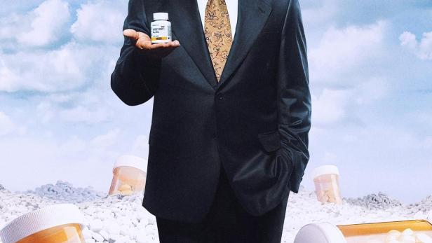 Matthew Broderick hält eine Pillenflasche in der Hand, umgeben von Tabletten und Pillenflaschen für „Painkiller“.