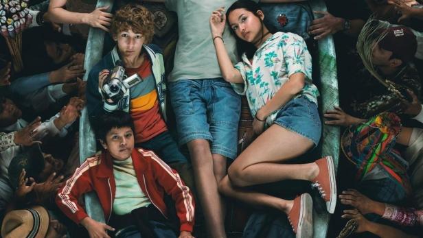 Das Filmplakat für die Netflix-Serie „El Elegido“ zeigt Jugendliche in einem Boot, umgeben von Menschen.