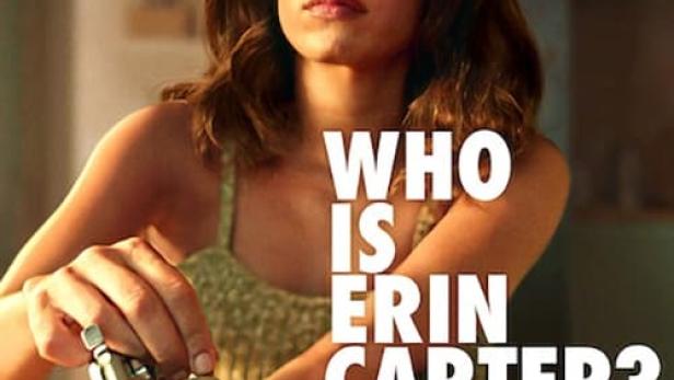 Eine Frau hantiert mit einem Revolver; Filmposter für „Who is Erin Carter?“.