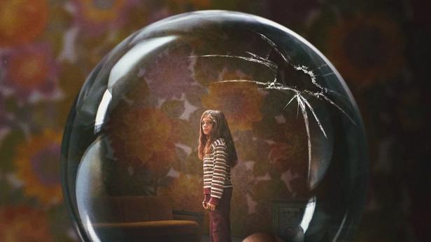 Das Filmplakat für „Liebes Kind“ zeigt ein Mädchen in einer zerbrochenen Schneekugel, die von einer Hand gehalten wird.