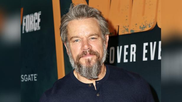 Porträt von Matt Damon vor einem Poster für den Film „Air Force One“.