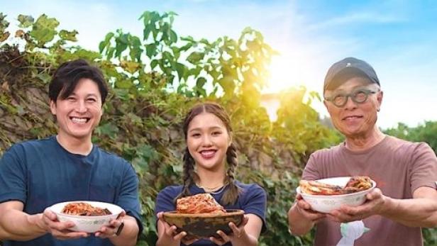Drei Personen präsentieren Kimchi für die „K-Food Show“.