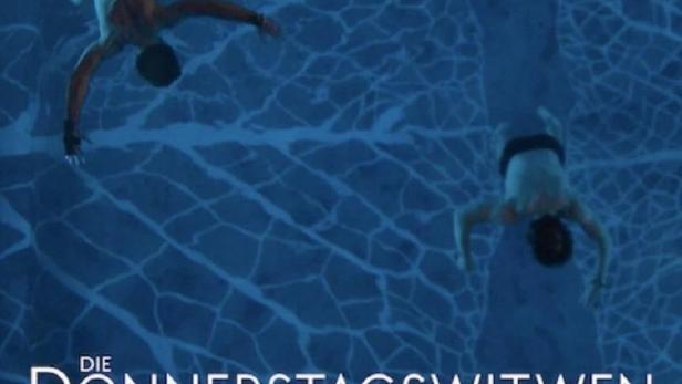 Das Filmplakat für „Die Donnerstagswitwen“ zeigt zwei Männer, die ins Wasser springen.