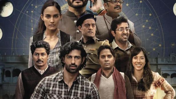 Das Filmplakat für „Choona“ zeigt eine Gruppe von Schauspielern vor einem Nachthimmel mit Mondphasen.