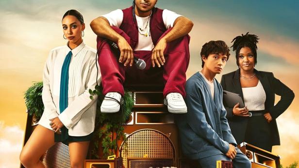 Das Filmplakat für „Neon“ zeigt vier Darsteller vor einer Skyline und Lautsprechern.