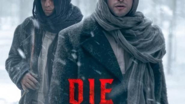 Das Filmplakat für „Die Kreatur“ zeigt zwei Männer in Winterkleidung vor einem verschneiten Wald.