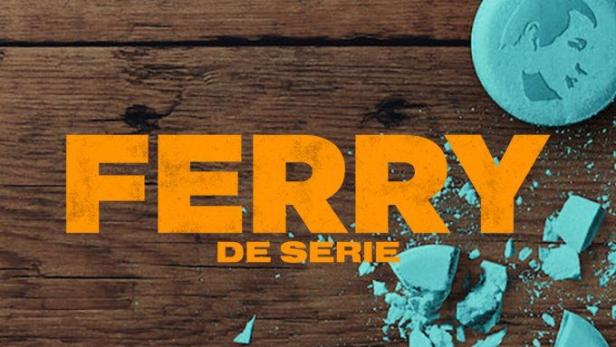 Das Poster für die Serie „Ferry“ zeigt blaue Pillen auf einem Holztisch.