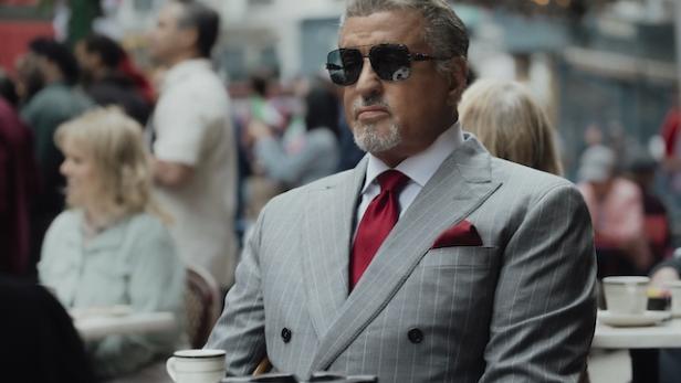 Sylvester Stallone im grauen Anzug und mit Sonnenbrille in „Tulsa King“.