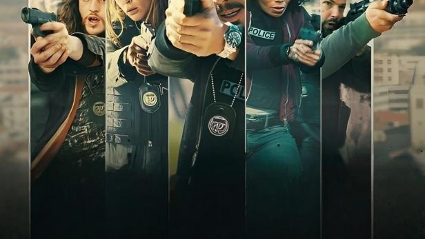 Das Filmplakat für „Pax Massilia“ zeigt fünf Polizisten mit gezogenen Waffen vor der Skyline von Marseille.