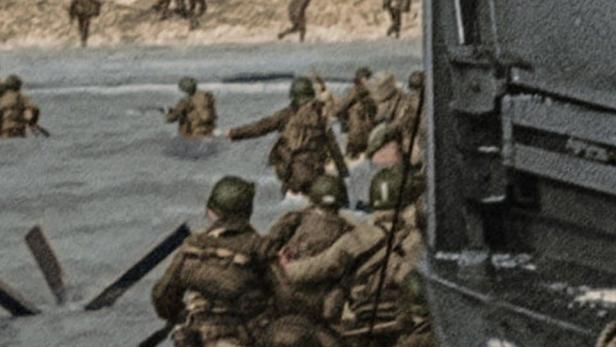 Soldaten verlassen ein Landungsboot während des Zweiten Weltkriegs.