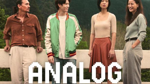 Das Filmplakat für „Analog Squad“ zeigt vier thailändische Schauspieler vor einer Bergkulisse.
