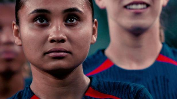 Zwei Spielerinnen der US-Frauenfußballnationalmannschaft im Film „Under Pressure“.