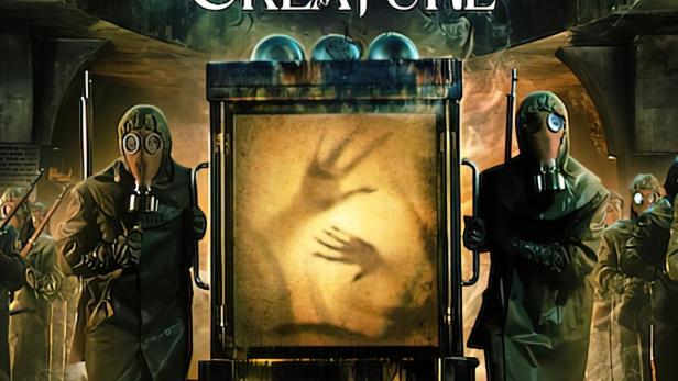 Das Filmplakat für „Gyeongseong Creature“ zeigt Personen in Schutzanzügen, die einen Wagen mit einer Kreatur transportieren.