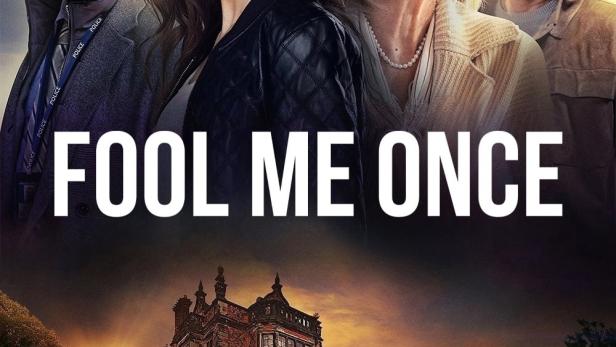 Das Filmplakat für „Fool Me Once“ zeigt vier Schauspieler und eine Szene vor einem Herrenhaus.