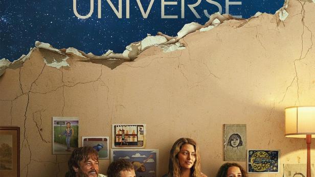 Das Filmplakat für „Boy Swallows Universe“ zeigt eine Familie vor einer Wand mit einem Auto und einem Mond am Himmel.