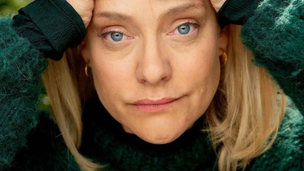 Das Poster für die norwegische Fernsehserie „Pørni“ zeigt eine Frau mit besorgtem Gesichtsausdruck.