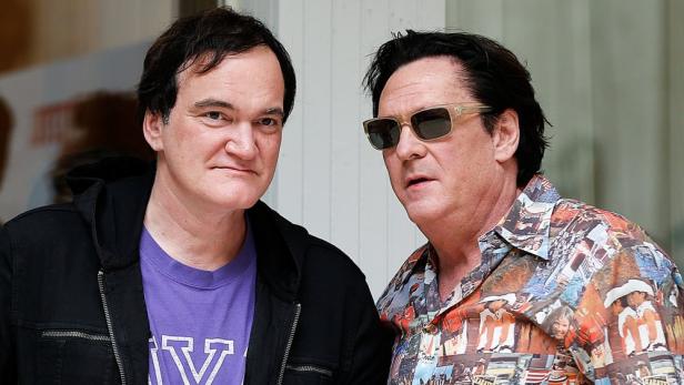 Quentin Tarantino und Michael Madsen posieren zusammen.