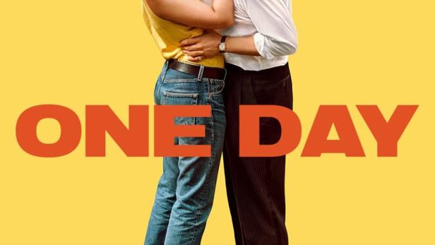 Ein Paar umarmt sich und küsst sich vor dem Hintergrund des Filmtitels „One Day“.