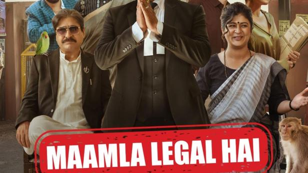 Das Ensemble der indischen Comedy-Drama-Serie „Maamla Legal Hai“ vor dem Amtsgericht Patparganj in Delhi.