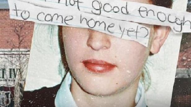 Das Filmplakat für „The Program“ zeigt ein Mädchen mit einem Zettel über den Augen, auf dem steht: „Bin ich nicht gut genug, um schon nach Hause zu kommen?“.