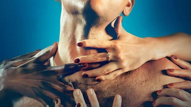 Ein Mann, umgeben von Händen, auf dem Poster für die Serie „Supersex“.