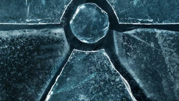 Das Logo für Radioaktivität, dargestellt durch Eis, für „Turning Point: The Bomb and the Cold War“.