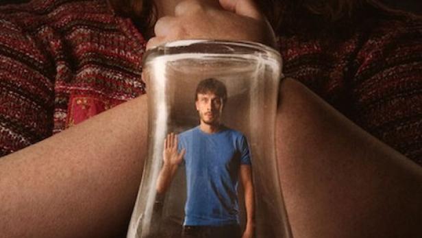 Das Filmplakat für „Rentierbaby“ zeigt eine Frau, die ein Glas mit einem Mann darin hält.