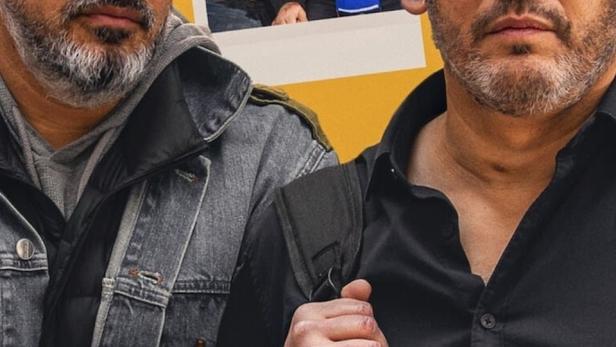 Das Filmplakat für „Bros“ zeigt zwei Männer und ein Foto von zwei Fans im Hintergrund.