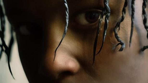 Nahaufnahme des Gesichts von Idina Hander mit geflochtenen Zöpfen.