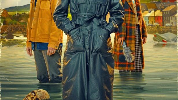 Drei Personen stehen im Wasser, im Vordergrund der Titel „Bodkin“ und ein Schädel.