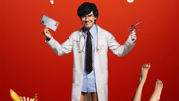 Ein Arzt steht inmitten eines Haufens Briefe, mit einer Banane und einem gynäkologischen Instrument in den Händen.