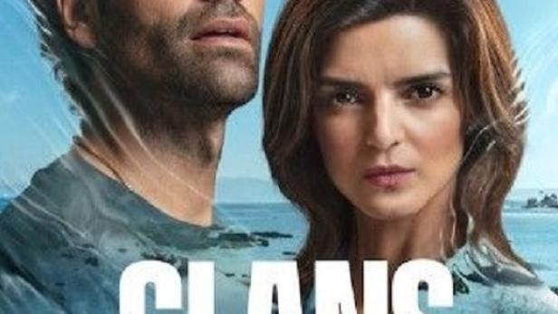 Das Filmplakat für die Netflix-Serie „Clans“ zeigt ein Mann und eine Frau vor einer Küstenlandschaft.
