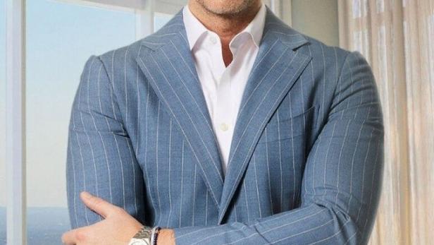 Ryan Serhant im Werbebild für die Serie „Owning Manhattan“.